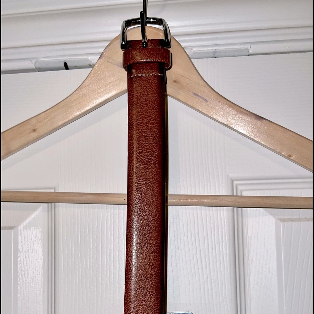 Gently worn Perry Ellis Portfolio genuine leather belt.  Size 32/80.